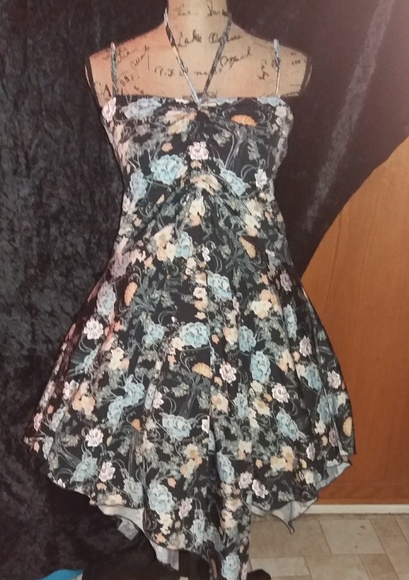 Zuilliy Dresses & Skirts - Asymmetric Hem Dress